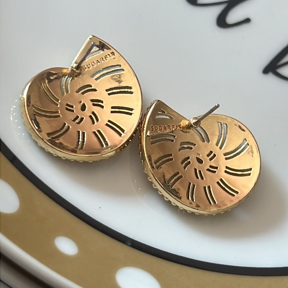 SEASHELL BAUBLEBAR 🐚 GOLD DETAILED EARRINGS - Picture 7 of 8